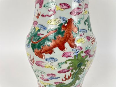 CHINE - CANTON Vase à décor d'émaux polychromes de la famille rose de lions bouddhiques,...