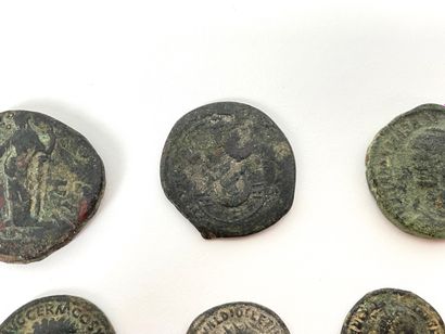 null Ensemble de sept monnaies antiques romaines et grecques [fortes altérations...