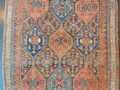 null Tapis persan de type Shiraz à motifs stylisés polychromes, 185x146 cm env. [fortes...