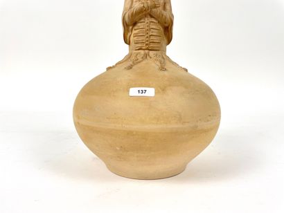 null Vase-bouteille au chinois, XIXe-XXe, terre de pipe, h. 26 cm [petits éclats,...
