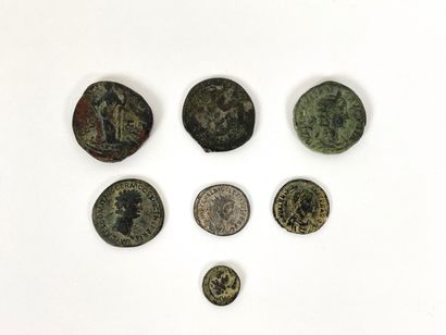 Ensemble de sept monnaies antiques romaines...