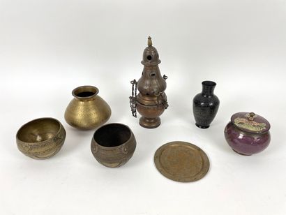 null Lot d'objets en métal, sept pièces (encensoir, vases, pot couvert, coupes et...