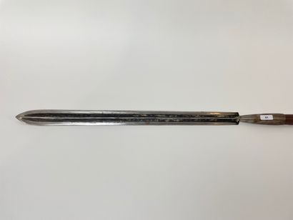ART TRIBAL Lance, XXe, fer forgé et bois, l. 156,5 cm.