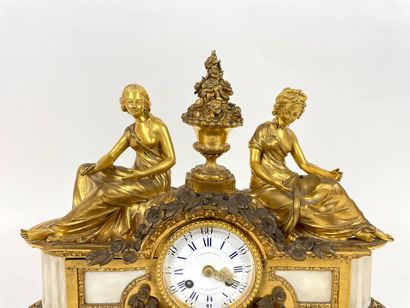 null Pendule de cartonnier de style Louis XVI à figures féminines d'après le modèle...