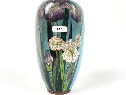 JAPON Vase aux iris, ère Taishō / début XXe, cuivre patiné et émaux cloisonnés, h....