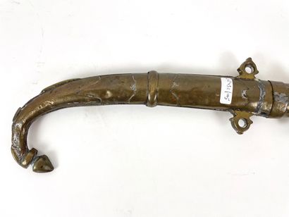 null Poignard maghrébin, probablement XIXe, bois et métal gravé, l. 41 cm [altér...