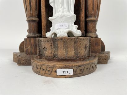 null Petite niche d'applique, XIXe-XXe, chêne sculpté et patiné, h. 36 cm ; on y...