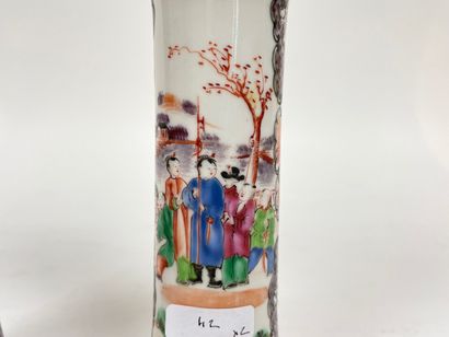 CHINE - COMPAGNIES DES INDES Paire de vases-cornets miniatures à décor de personnages...