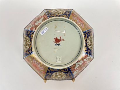 JAPON Coupe octogonale à médaillons ajourés et décor Imari, XXe, porcelaine, marque,...