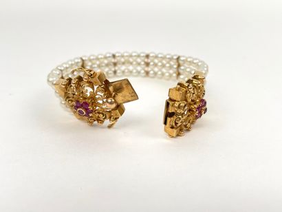 null Bracelet à triple rang de perles, fermoir en or jaune ciselé et repercé (750...