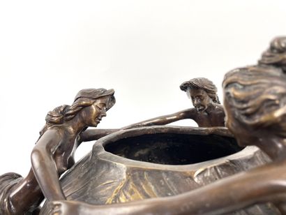 ÉCOLE FRANÇAISE Vase aux nymphes en ronde bosse, XXe, bronze patiné, h. 32 cm.
