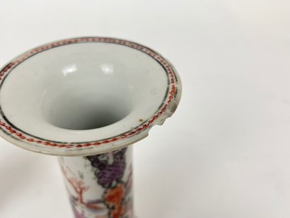 CHINE - COMPAGNIES DES INDES Paire de vases-cornets miniatures à décor de personnages...