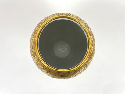 ROBERT HAVILAND - LIMOGES Grand vase oblong et bonbonnière à somptueux décor polychrome...