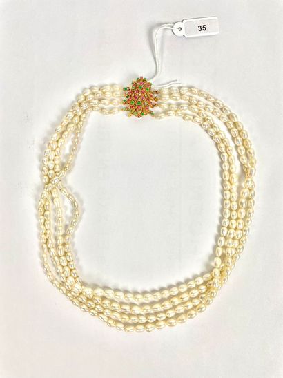 null Collier à quatre rangs de perles, fermoir en or jaune (585 millièmes) serti...