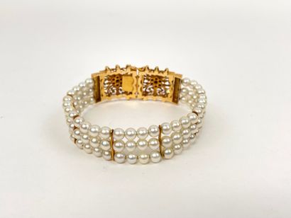 null Bracelet à triple rang de perles, fermoir en or jaune ciselé et repercé (750...