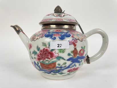 CHINE Théière à décor floral en émaux polychromes de la famille rose, dynastie Qing...