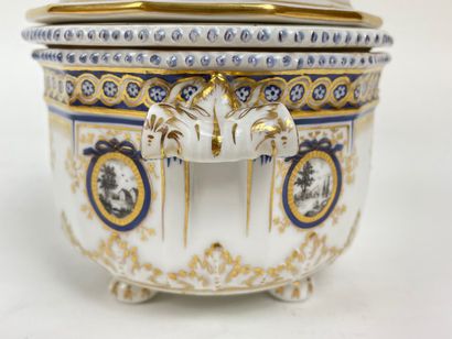 NYMPHENBURG Beau beurrier en glacière à pans de style Louis XVI à fin décor de médaillons...