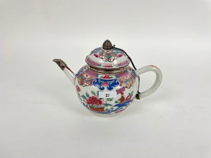 CHINE Théière à décor floral en émaux polychromes de la famille rose, dynastie Qing...