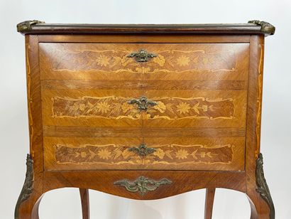 null Table-bar en chiffonnière de style Louis XV à poignées latérales, début XXe,...