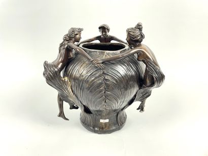 ÉCOLE FRANÇAISE Vase aux nymphes en ronde bosse, XXe, bronze patiné, h. 32 cm.