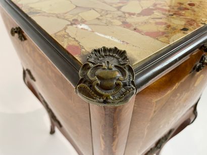 null Table-bar en chiffonnière de style Louis XV à poignées latérales, début XXe,...