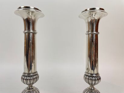 BELGIQUE Élégante paire de flambeaux, 1831-1868, argent (800 millièmes), poinçons,...