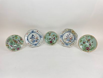 CHINE - COMPAGNIES DES INDES Paire d'assiettes octogonales à décor bleu et blanc...