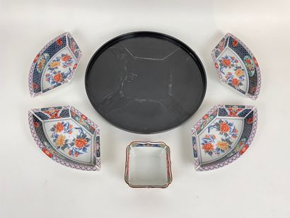 JAPON Coupe octogonale à médaillons ajourés et décor Imari, XXe, porcelaine, marque,...