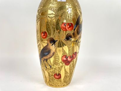ROBERT HAVILAND - LIMOGES Grand vase oblong et bonbonnière à somptueux décor polychrome...