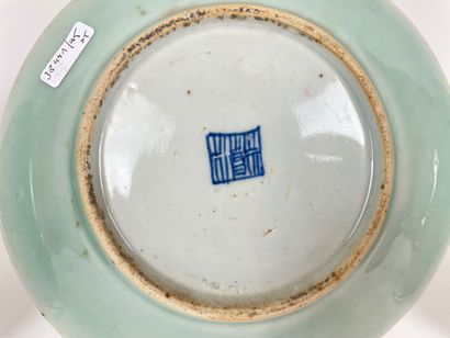 CHINE - COMPAGNIES DES INDES Paire d'assiettes octogonales à décor bleu et blanc...