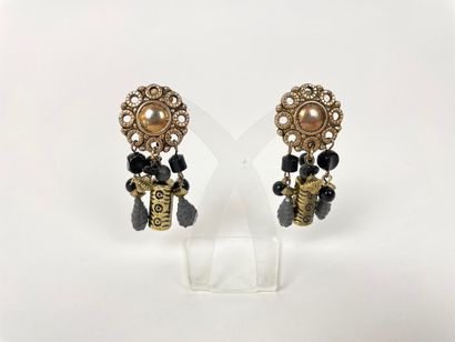 null Two pairs of vintage earrings.