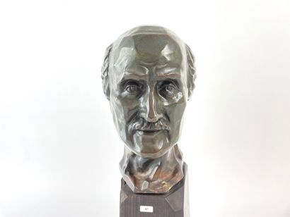 ÉCOLE MODERNE "Head of a man", XXth, patinated bronze print on a wooden base, signature...