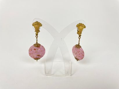 null Two pairs of earrings in pink tones.