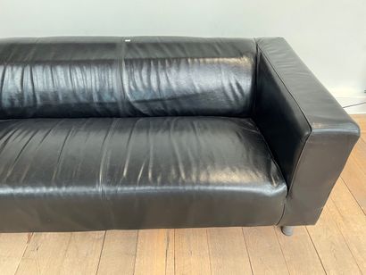 null Black leather two-seater sofa, h. 65 cm, l. 180 cm [alterations].