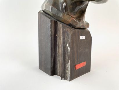 ÉCOLE MODERNE "Tête d'homme", XXe, épreuve en bronze patiné sur socle de bois, signature...