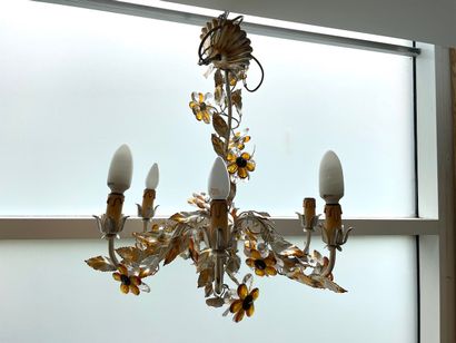 null Charming chandelier with six lights and floral decoration in white and gold...