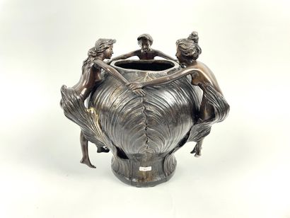 Vase de style Art nouveau aux nymphes en...