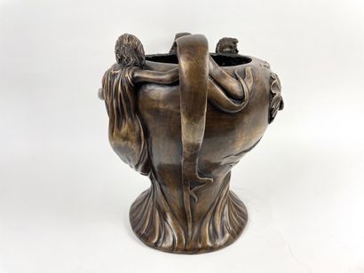 null Grand vase ansé de style Art nouveau aux nymphes en haut relief, XXe, bronze...