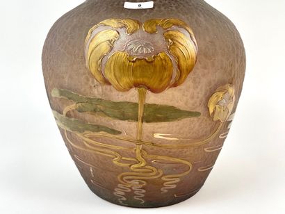 null Superbe vase d'époque Art nouveau à décor floral vert et or en léger relief...