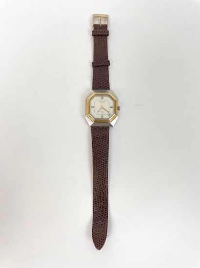 LONGINES - SUISSE Deux montres-bracelets ; on y joint un briquet-horloge de marque...