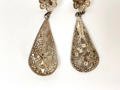 null Pair of dangling earrings in silver filigree.