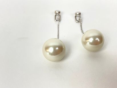 null Pair of dangling earrings set with a pearl and a rhinestone, h. 6,5 cm.