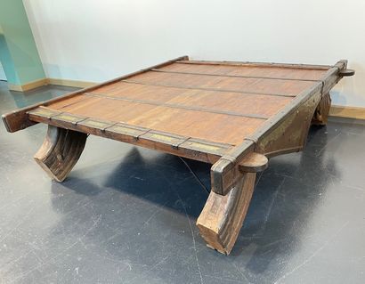 null Indian coffee table, 20th-21st century, wood, engraved brass and wrought iron,...