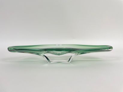 null Oblong cup, XXth, emerald shaded crystal, l. 40,5 cm.