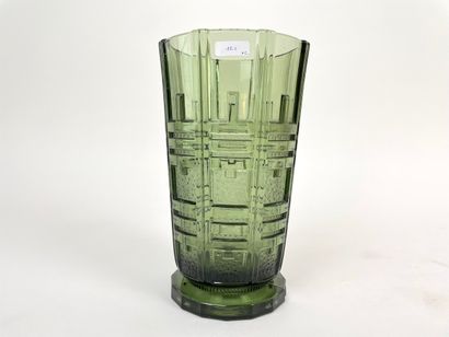 null Deux vases d'époque Art déco, circa 1930, verre pressé-moulé, h. 20 cm et 23...