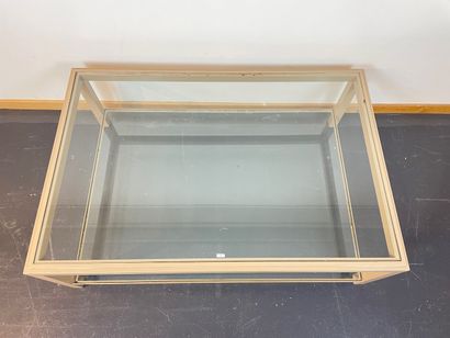 null Table basse à double plateau rectangulaire, circa 1975, verre et métal laqué...