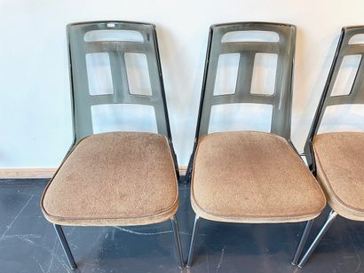 null Suite de quatre chaises Vintage en plexiglas fumé et métal chromé, h. 85 cm...