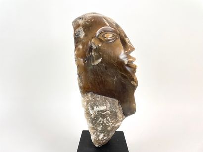 ÉCOLE CONTEMPORAINE "Visage", XXe-XXIe, sculpture en pierre sur socle de bois partiellement...