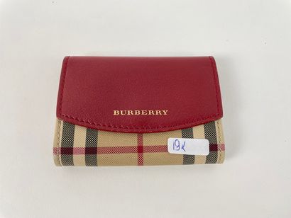 BURBERRY - ITALIE Porte-monnaie en cuir grainé rouge et toile à motif tartan beige,...