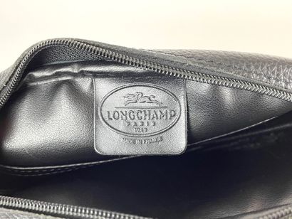 LONGCHAMP - PARIS Small shoulder bag in black grained leather, l. 19 cm.